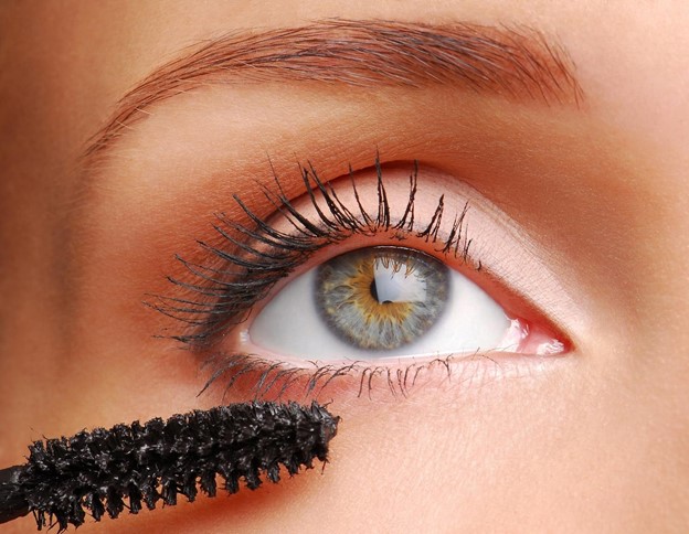 how to stop mascara smudging under eyes