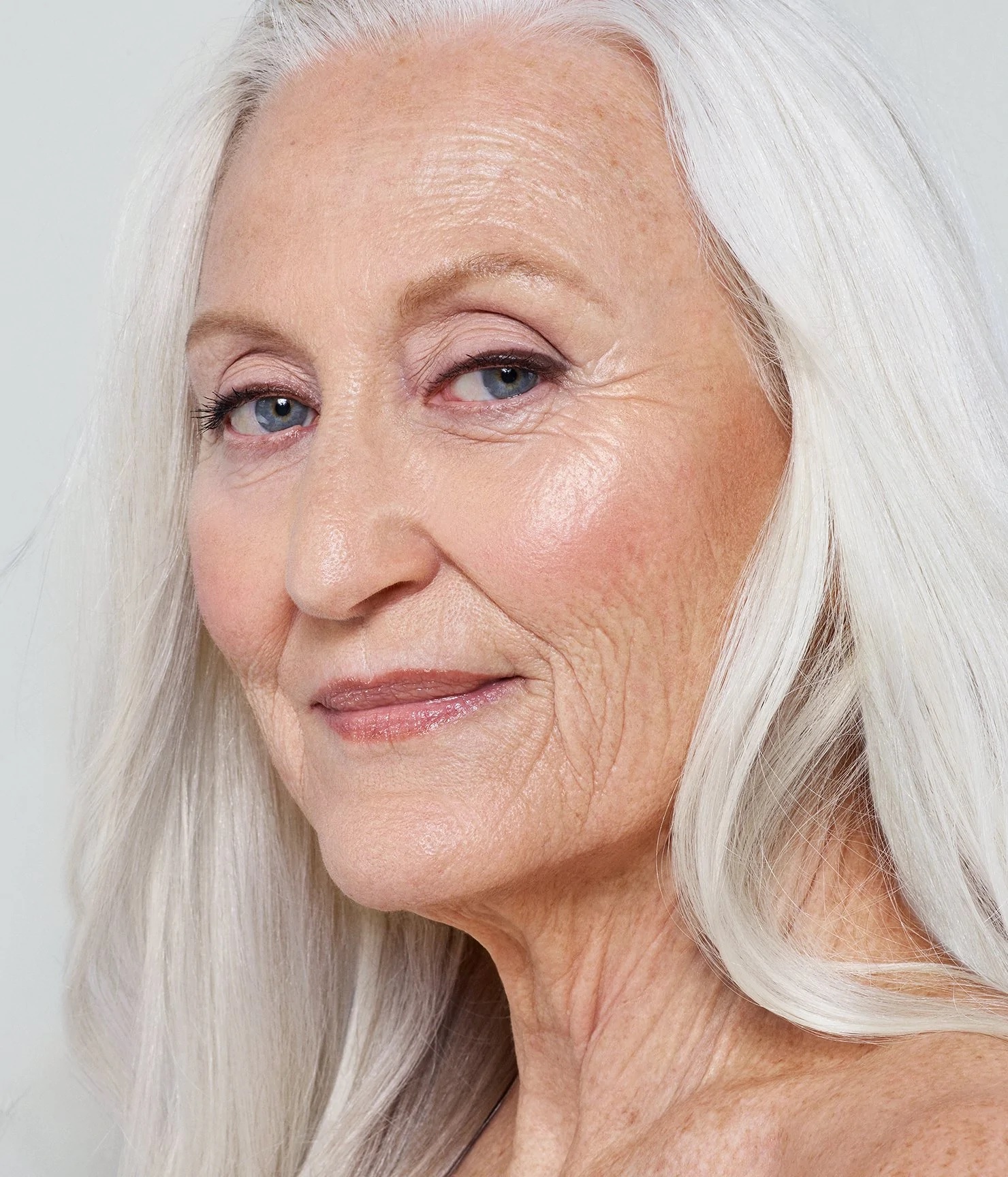 What Color Eyeliners For Blue Eyes Over 50? (4 Top Color)