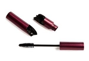 why do my eyelashes stick together when i apply mascara
