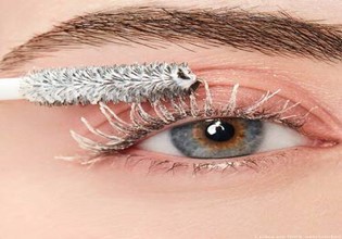why do my eyelashes stick together when i apply mascara