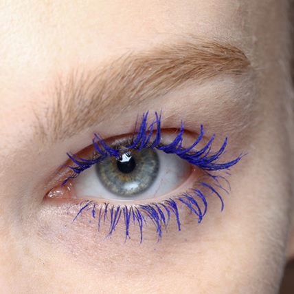 What color mascara for blue eyes and blonde hair