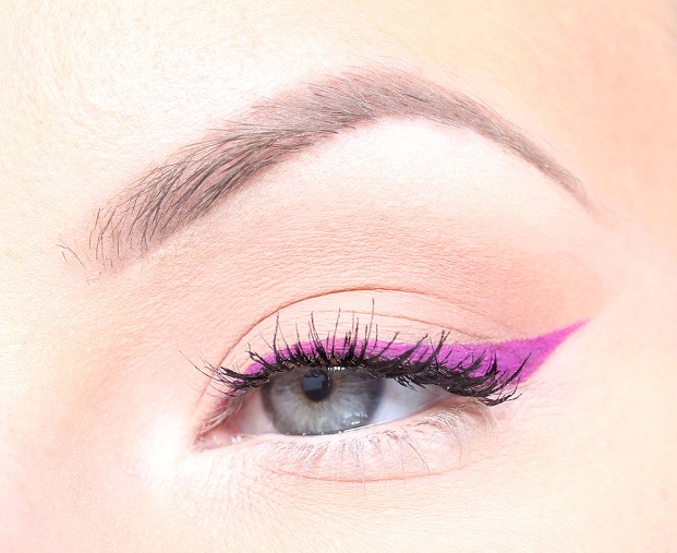 What color eyeliner for blue eyes and blonde hair